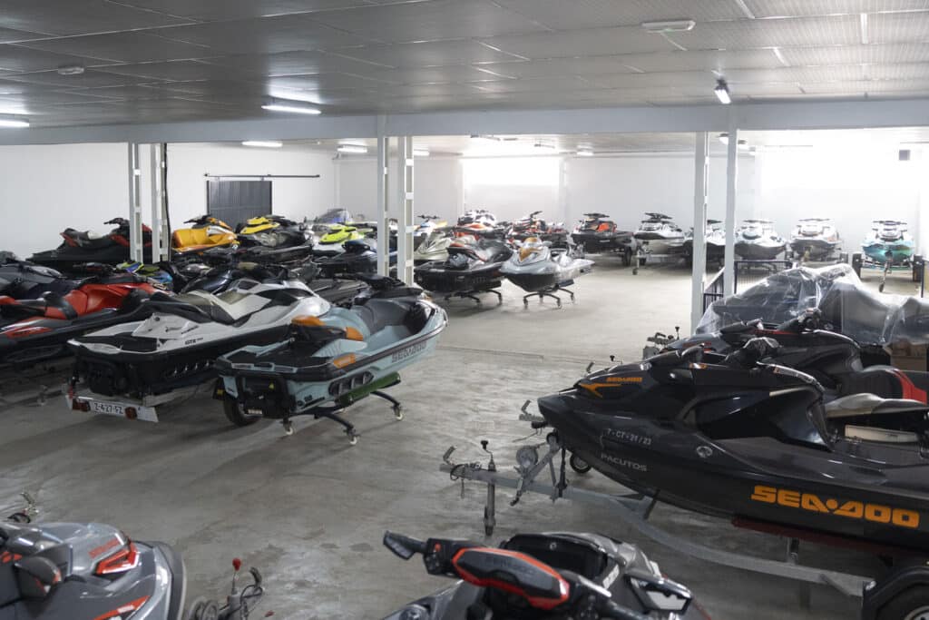 Nuestras instalaciones para invernar motos de agua y almacenarlas