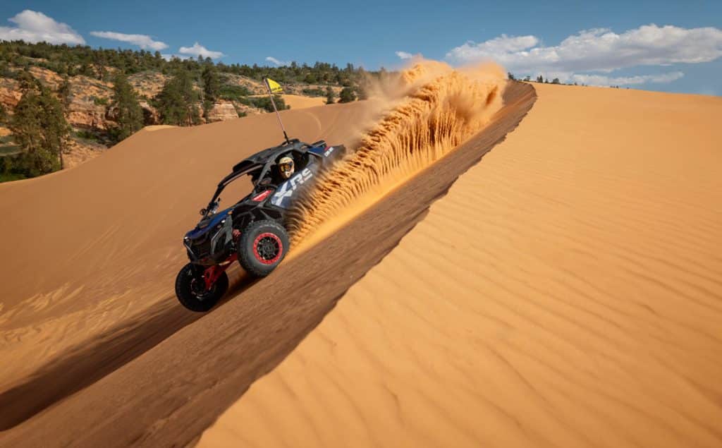 Nuevo Can-Am Maverick R X RS 2025 por un camino de dunas. Nuevo side-by-side en el Dakar 2025.