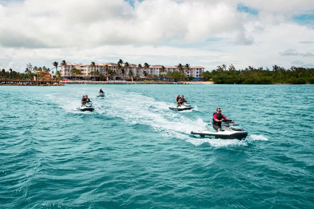 Flota de alquiler de motos de agua Sea-Doo navegando en el mar